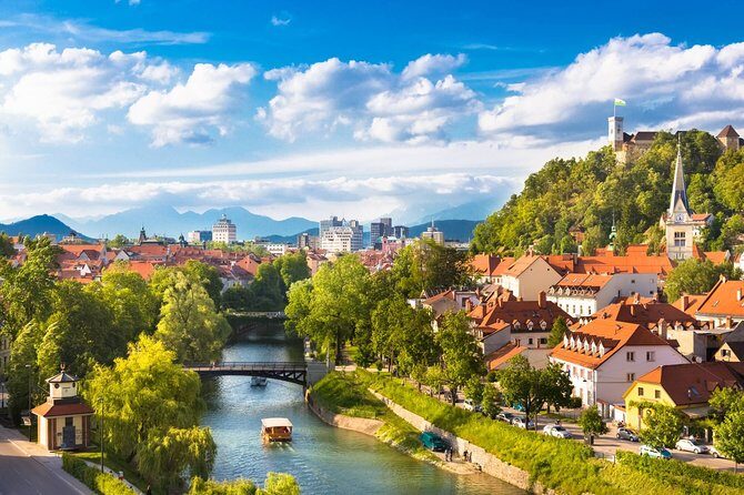City Bike Tour Ljubljana - Guide style: learning stories from Anja and Liliana