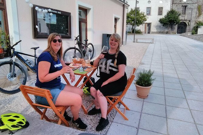 E-bike Vipava River Tour - Stop 2: Gustl - Vipavski posebnež and eating Štruklji like a local