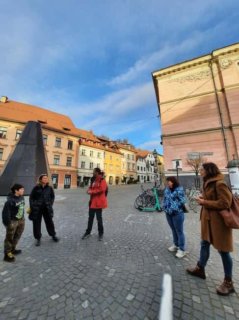 Ljubljana: Wonderful tour fun experience time history - Meeting at Mestni trg 2: Finding the Guide Fast