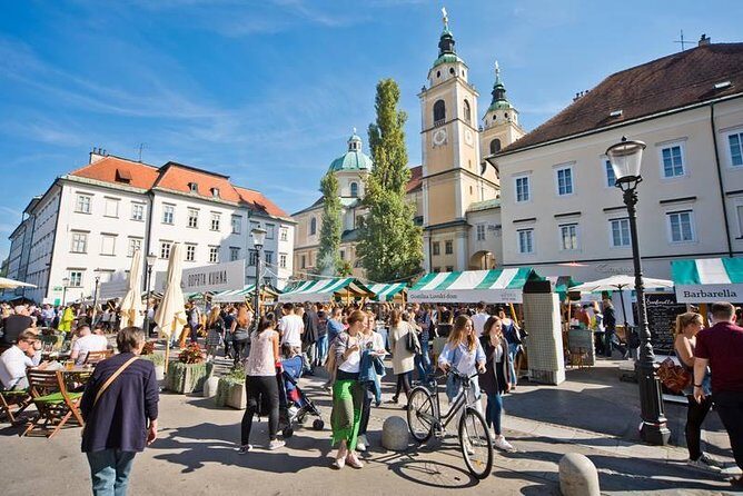 Private city tour of Ljubljana. 2 hours with a friendly and fun local guide. - Robba’s Fountain, City Hall, and medieval spirit in the cobbles