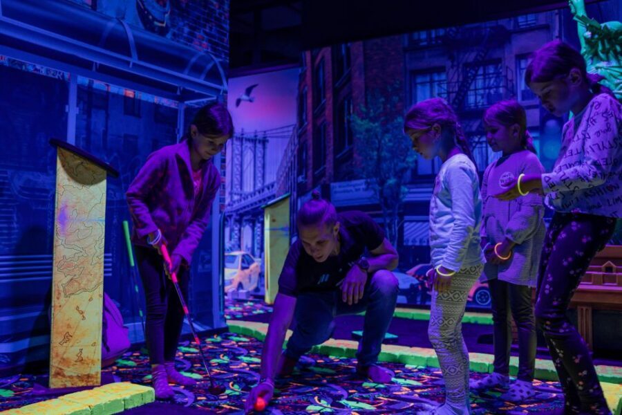 Woop! Glow golf: Ljubljana Btc City - Is it truly dark? Lighting expectations vs. the neon look